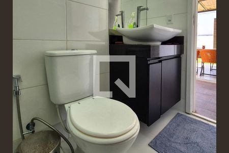 Casa de condomínio à venda com 280m², 4 quartos e 5 vagas Casa de condomínio à venda com 280m², 4 quartos e 5 vagasBanheiro social