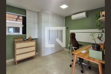 Casa de condomínio à venda com 280m², 4 quartos e 5 vagas Casa de condomínio à venda com 280m², 4 quartos e 5 vagasQuarto