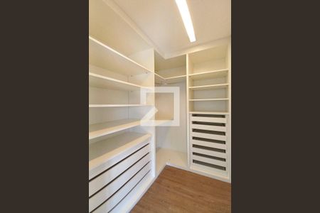 Casa de condomínio à venda com 463m², 5 quartos e 4 vagasCloset da suíte 2