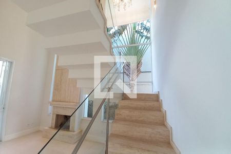 Casa de condomínio à venda com 463m², 5 quartos e 4 vagasEscada