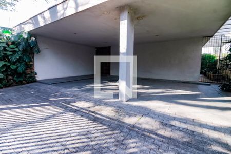 Casa para alugar com 557m², 4 quartos e 4 vagas Casa para alugar com 557m², 4 quartos e 4 vagasGaragem