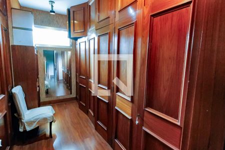 Casa para alugar com 557m², 4 quartos e 4 vagas Casa para alugar com 557m², 4 quartos e 4 vagasCloset da suíte 1