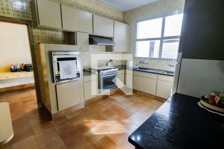 Casa para alugar com 557m², 4 quartos e 4 vagas Casa para alugar com 557m², 4 quartos e 4 vagasCozinha - Armários