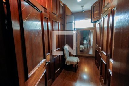 Casa para alugar com 557m², 4 quartos e 4 vagas Casa para alugar com 557m², 4 quartos e 4 vagasCloset da suíte 1