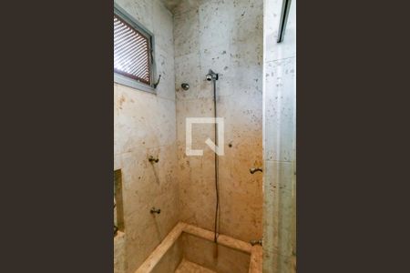 Casa para alugar com 557m², 4 quartos e 4 vagas Casa para alugar com 557m², 4 quartos e 4 vagasBanheiro da Suíte 1 - chuveiro