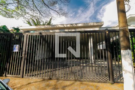 Casa para alugar com 557m², 4 quartos e 4 vagas Casa para alugar com 557m², 4 quartos e 4 vagasFachada