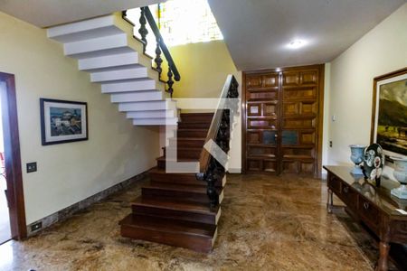 Casa para alugar com 557m², 4 quartos e 4 vagas Casa para alugar com 557m², 4 quartos e 4 vagasEscada acesso quartos