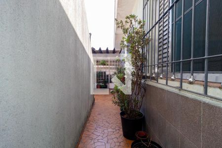 Casa à venda com 320m², 4 quartos e 3 vagas Casa à venda com 320m², 4 quartos e 3 vagasCorredor