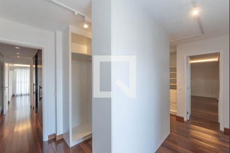 Apartamento à venda com 256m², 3 quartos e 4 vagasCloset da Suíte 2