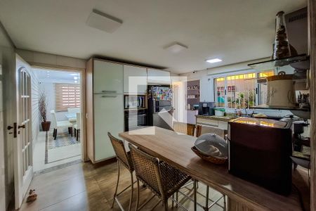 Casa à venda com 246m², 4 quartos e 2 vagascozinha