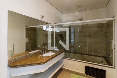 Casa de condomínio para alugar com 648m², 5 quartos e 4 vagasBanheiro da Suíte 1