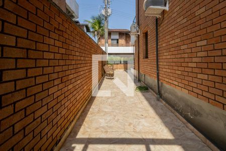 Casa de condomínio para alugar com 648m², 5 quartos e 4 vagasCorredor