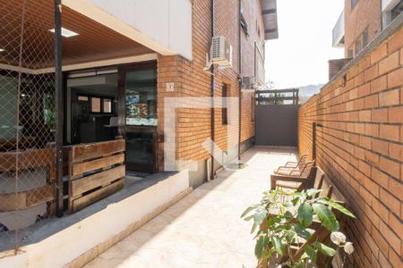 Casa de condomínio para alugar com 648m², 5 quartos e 4 vagasCorredor