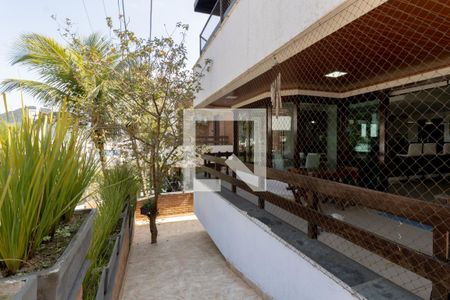 Casa de condomínio para alugar com 648m², 5 quartos e 4 vagasCorredor