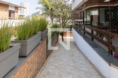 Casa de condomínio para alugar com 648m², 5 quartos e 4 vagasCorredor