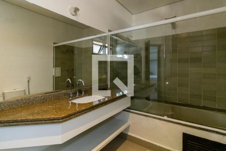 Casa de condomínio para alugar com 648m², 5 quartos e 4 vagasBanheiro da Suíte 1