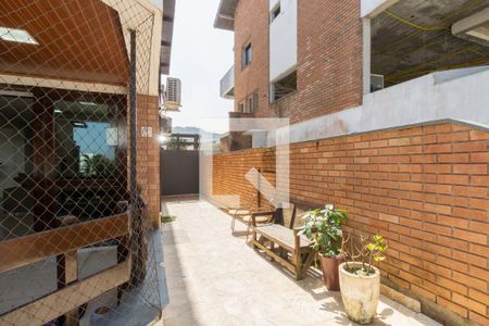 Casa de condomínio para alugar com 648m², 5 quartos e 4 vagasCorredor