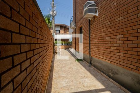 Casa de condomínio para alugar com 648m², 5 quartos e 4 vagasCorredor