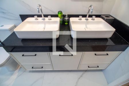 Apartamento à venda com 160m², 4 quartos e 2 vagas Apartamento à venda com 160m², 4 quartos e 2 vagasBanheiro da Suíte