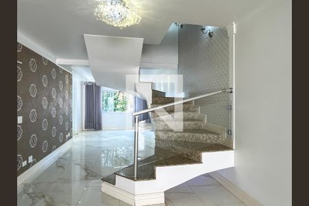 Casa à venda com 350m², 3 quartos e 5 vagasEscada