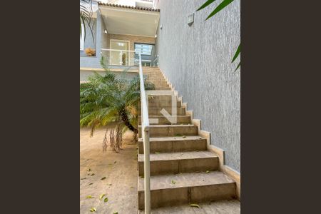 Casa à venda com 350m², 3 quartos e 5 vagasEscada