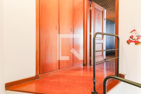 Casa à venda com 350m², 4 quartos e 3 vagasRoupeiro Corredor Suites