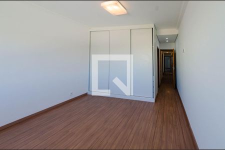 Casa à venda com 280m², 4 quartos e 4 vagasSuíte 2