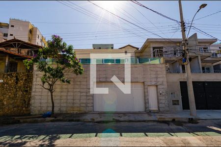 Casa à venda com 280m², 4 quartos e 4 vagasFachada