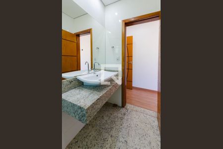 Casa à venda com 280m², 4 quartos e 4 vagasBanheiro suíte 2