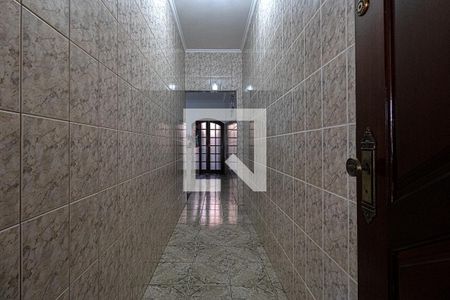 Casa à venda com 137m², 3 quartos e 2 vagas Casa à venda com 137m², 3 quartos e 2 vagascorredor de acesso para a garagem