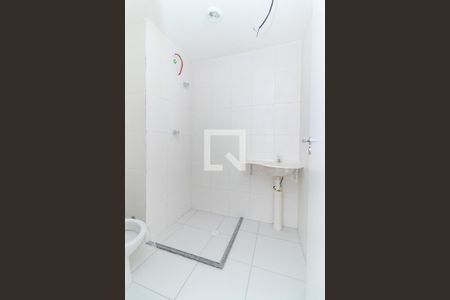 Banheiro de apartamento para alugar com 1 quarto, 27m² em Conjunto Residencial José Bonifácio, São Paulo