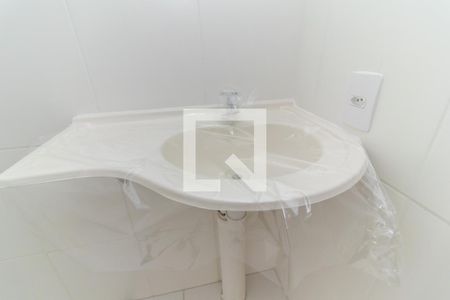 Banheiro de apartamento para alugar com 1 quarto, 27m² em Conjunto Residencial José Bonifácio, São Paulo