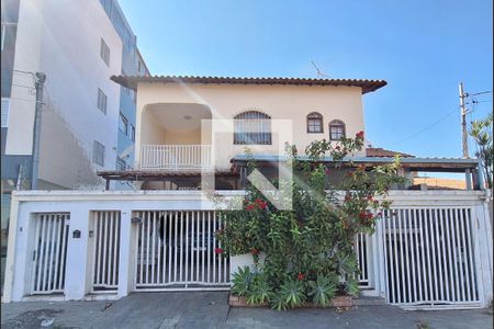 Casa à venda com 350m², 3 quartos e 2 vagasFachada