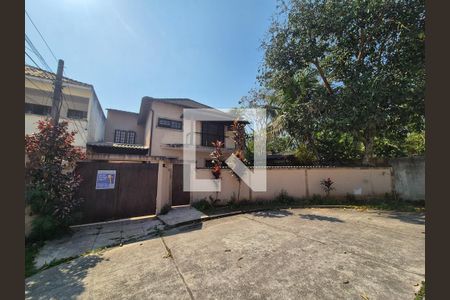 Casa de condomínio à venda com 180m², 3 quartos e 1 vaga Casa de condomínio à venda com 180m², 3 quartos e 1 vagaFachada