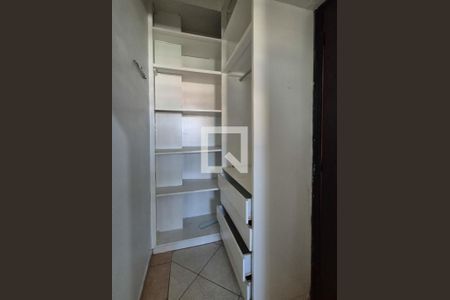 Casa de condomínio à venda com 180m², 3 quartos e 1 vaga Casa de condomínio à venda com 180m², 3 quartos e 1 vagaCloset da suíte