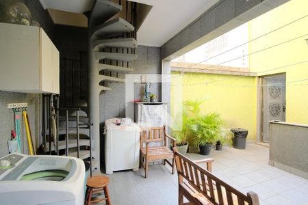 Casa para alugar com 255m², 4 quartos e 8 vagasQuintal