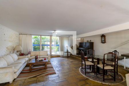 Casa à venda com 910m², 3 quartos e 4 vagasSalão