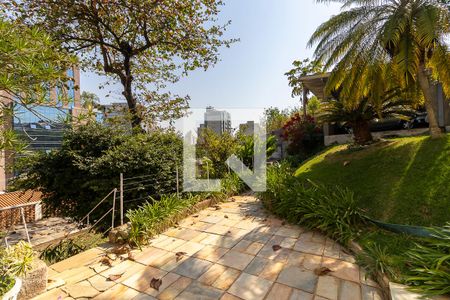 Casa à venda com 910m², 3 quartos e 4 vagasQuintal