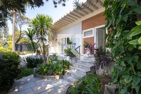 Casa à venda com 910m², 3 quartos e 4 vagasFachada interna e jardim