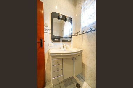 Casa à venda com 251m², 3 quartos e 2 vagas Casa à venda com 251m², 3 quartos e 2 vagasBanheiro social