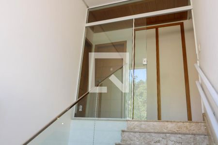 Casa para alugar com 1290m², 6 quartos e 7 vagasEscada