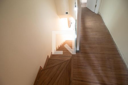 Casa para alugar com 180m², 2 quartos e 2 vagas Casa para alugar com 180m², 2 quartos e 2 vagasEscada