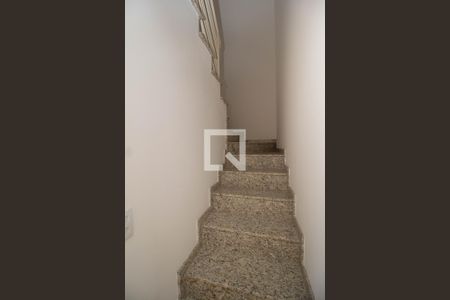 Casa de condomínio à venda com 94m², 2 quartos e 3 vagasEscada