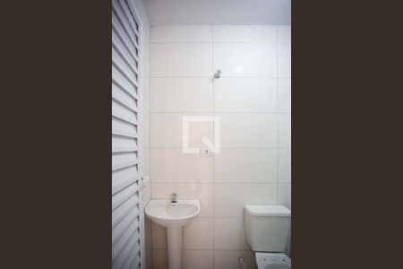 Banheiro de casa para alugar com 2 quartos, 36m² em Canhema, Diadema
