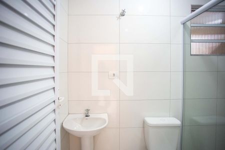 Banheiro de casa para alugar com 2 quartos, 36m² em Canhema, Diadema