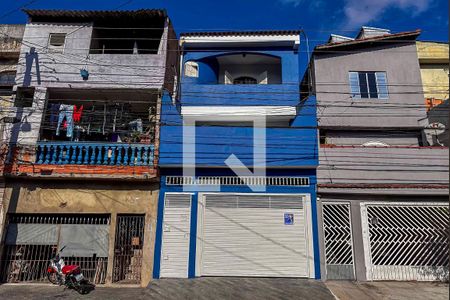 Casa à venda com 170m², 3 quartos e 2 vagas Casa à venda com 170m², 3 quartos e 2 vagasFachada