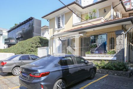 Casa à venda com 520m², 6 quartos e 16 vagas Casa à venda com 520m², 6 quartos e 16 vagasFachada