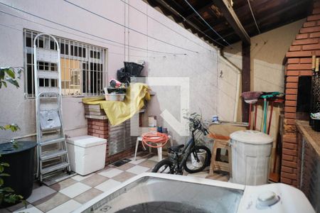 Casa à venda com 110m², 2 quartos e 1 vagaÁrea de serviço  