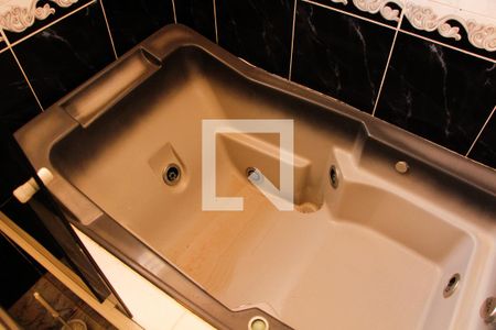 Casa de condomínio à venda com 403m², 4 quartos e 4 vagas Casa de condomínio à venda com 403m², 4 quartos e 4 vagasBANHEIRO DA SUITE MASTER