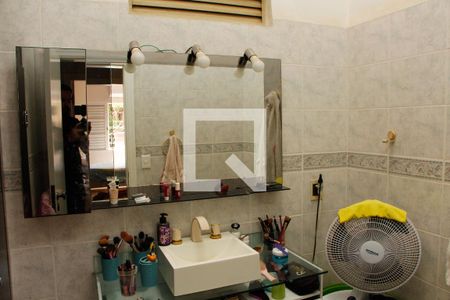 Casa de condomínio à venda com 403m², 4 quartos e 4 vagas Casa de condomínio à venda com 403m², 4 quartos e 4 vagasBANHEIRO SOCIAL